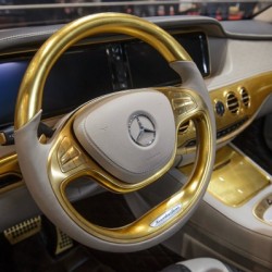 A Mercedes covered in gold - 3